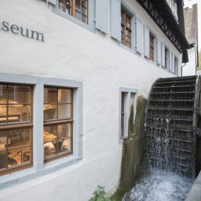 Museumseingang mit funktionierendem Mühlerad Museumseingang mit funktionierendem Mühlerad