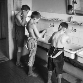 Legende: Paul Senn (1901-1953), Knaben bei der Toilette, Knabenerziehungsheim Oberbipp, 1940.