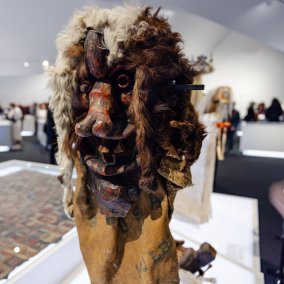 This mask holds something surprising and disproved the museum men's ideas © MKB, Omar Lemke