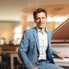 Benedikt Weigmann © Studio vom Berg Der Pianist Benedikt Weigmann sitzt vor einem Piano.