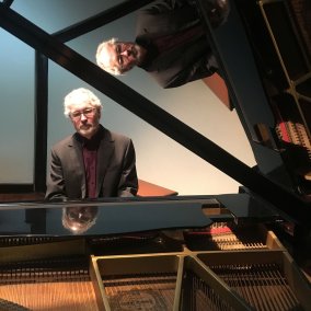 William Cuthbertson. Copyright by Eliane Reyes. Der Pianist William Cuthbertson sitzt vor einem Piano.