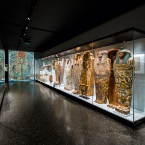 Blick in die Ausstellung «Ägypten», Thema: Totenkult Blick in die Ausstellung, Foto: Ruedi Habegger, Antikenmuseum Basel und Sammlung Ludwig