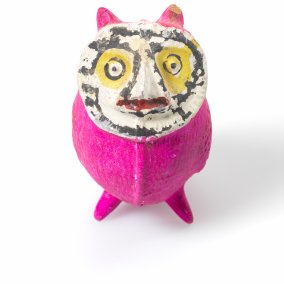 Vessel flute in the shape of an owl, made of clay, from Mexico, before 1973 © MKB, Omar Lemke Figure of an owl with a pink belly, legs, and ears, and a large round face in black, white, and yellow.