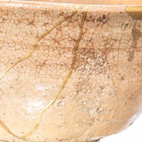 Kintsugi: Repairing broken vessels with gold © MKB, Omar Lemke Clay vessel with visible gold stripes and gold droplets