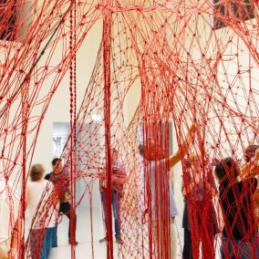  Baumriese des Institut für Textiles Forschen  aus Basel für die Ausstellung «Alles lebt» gemacht (2023) - Hanf, Farbe, Metall