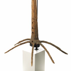 Spinngenförmiger Anker aus Küssnacht  (Schweiz) von vor 1917 bestehend aus Holz und Metall.