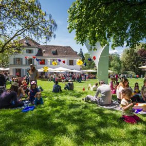 Diverse Familien entspannen sich im Park der Fondation Beyeler