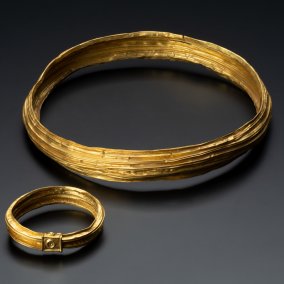 Goldhalsring und Armreif, Landesmuseum Württemberg, H. Zwietasch, CC BY 4.0 Goldhalsring und Armreif aus Dusslingen