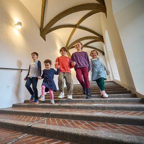 Kinder auf der Reittreppe, Landesmuseum Württemberg, M. Schwarz, CC BY 4.0 Kinder auf der Reittreppe