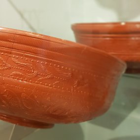 Terra Sigillata, Foto: Chris Hirtzig / Stadtmuseum Tönerne Schüssel mit verziertem Rand in Vitrine