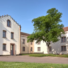 Haupteingang, Foto: Matthias Hoffmann, ALM Blick vom Hof auf den Eingang des Gebäudes aus Festungszeiten vom Zentralen Fundarchiv