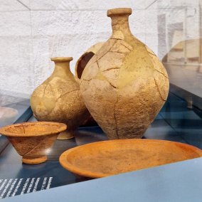 Blick in Vitrine, Foto: Stadtmuseum Rastatt, Johanna Kätzel Blick in eine Vitrine mit verschiedenen tönernen Gefäßen wie Teller und Krüge