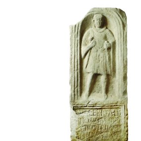 Steinplatte mit Relief, Foto: Matthias Hoffmann/ALM eine Steinplatte mit einem Relief von einem Mann und teilweise leserlicher Schrift