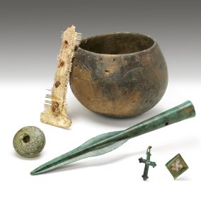 Ensemble, Foto: Matthias Hoffmann, ALM Historische Funde wie Gefäß, Kreuz, Speerspitze u.a.