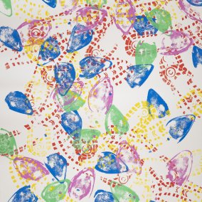 Nevin Aladağ, Multipresent, 2024, Stempeldruck von Schuhsohlen mit Linoldruckfarbe auf Papier / stamp printing with soles of shoes and linocut ink on paper, Blatt 100 x 70 cm, courtesy the artist, Foto: Cora Wöllenstein Nevin Aladağ, Multipresent, 2024, Stempeldruck von Schuhsohlen mit Linoldruckfarbe auf Papier / stamp printing with soles of shoes and linocut ink on paper, Blatt 100 x 70 cm, courtesy the artist, Foto: Cora Wöllenstein
