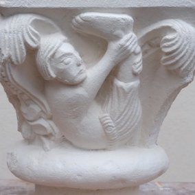 Kapitell mit Skiapode (Schattenfüssler), Basler Münster, nordöstliches Emporenrundfenster des Chors, Ende 12. Jh., Gipsabguss von 2021. Foto: MKK, Walter Derungs Kapitell mit Skiapode (Schattenfüssler), Basler Münster, nordöstliches Emporenrundfenster des Chors, Ende 12. Jh., Gipsabguss von 2021. Foto: MKK, Walter Derungs