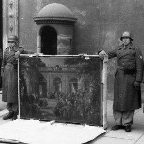 Überführung von Kunstschätzen von Monte Cassino / Spoleto nach Rom durch Soldaten der Division "Hermann Göring". Soldaten beim Halten eines Gemäldes von Giovanni Paolo Pannini vor dem "Palazzo Venezia"