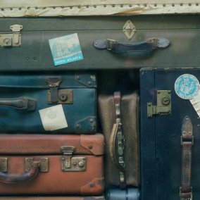 Empilement de valises pour symboliser l'exil