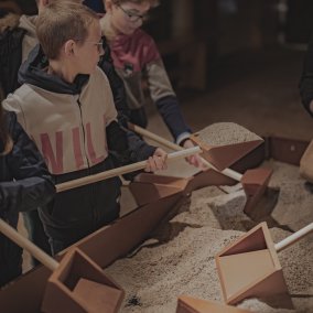 Les enfants tirent le sel comme les sauniers