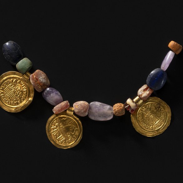 Perlenkette mit Goldanhängern, 7. Jh. Perlenkette aus Glas-, Bernstein- und Amethystperlen mit Goldanhängern, 7. Jh.